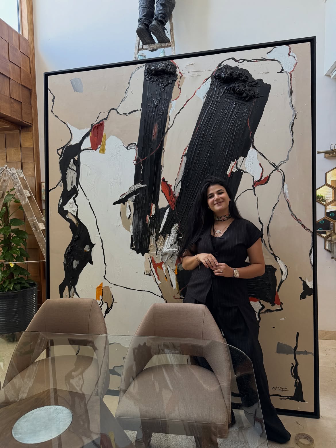 Ghita Berrada devant l'œuvre Empreinte Originelle
